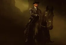 Personagem Tommy Shelby montado a cavalo em cena sombria do filme Peaky Blinders: O Homem Imortal (2026).