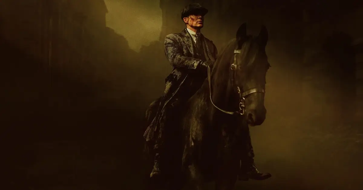 Personagem Tommy Shelby montado a cavalo em cena sombria do filme Peaky Blinders: O Homem Imortal (2026).