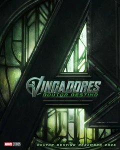 Pôster oficial de Vingadores: Doutor Destino (2026), com o logo verde metálico dos Vingadores em destaque.