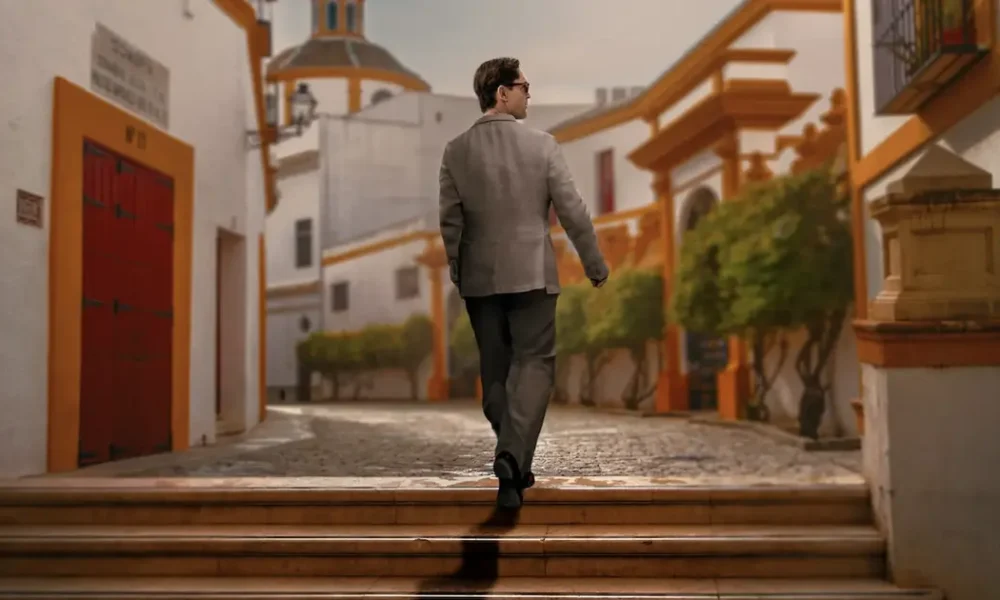 Pedro Alonso caminha por uma rua europeia na divulgação de Berlim e a Dama com Arminho (2026), nova temporada derivada de La Casa de Papel, que estreia em 15 de maio de 2026 na Netflix.