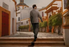 Pedro Alonso caminha por uma rua europeia na divulgação de Berlim e a Dama com Arminho (2026), nova temporada derivada de La Casa de Papel, que estreia em 15 de maio de 2026 na Netflix.