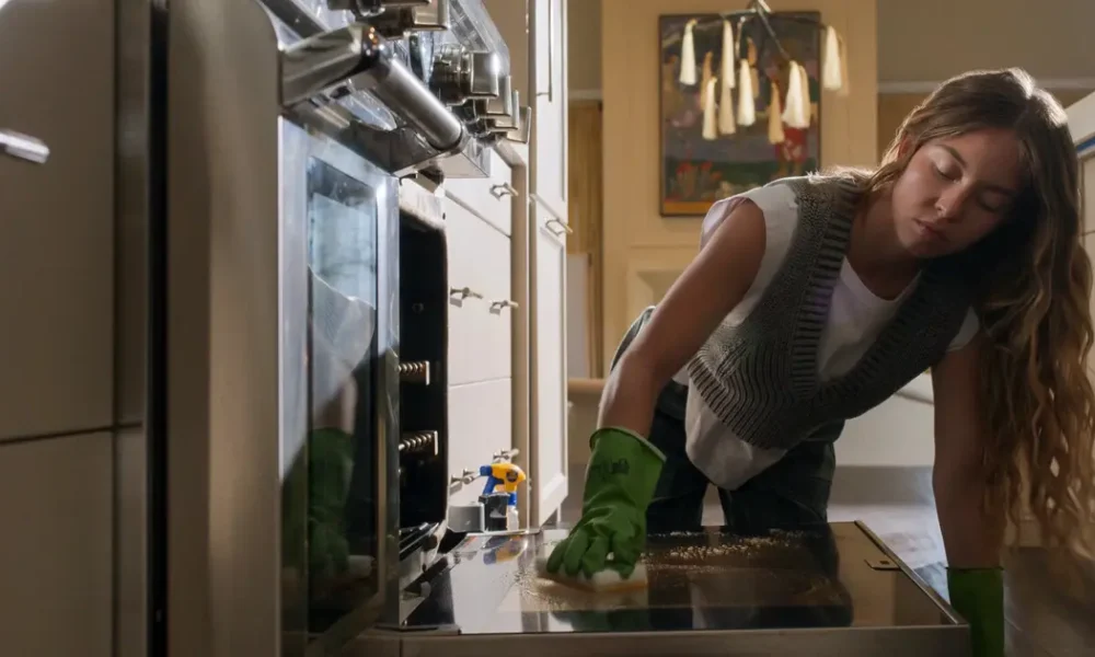 Sydney Sweeney em cena de suspense doméstico no filme de 2025, em destaque na Bilheteria de A Empregada