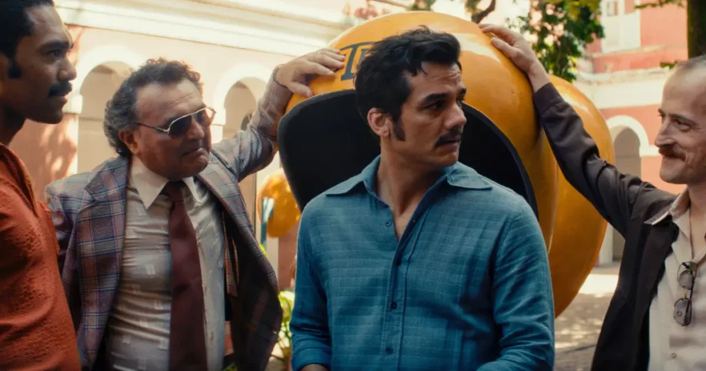 bilheteria de o agente secreto Cena de O Agente Secreto (2025) com Wagner Moura, Igor de Araújo, Ítalo Martins e Robério Diógenes reunidos ao ar livre, representando o sucesso e a bilheteria de O Agente Secreto no mercado internacional.