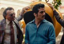 Cena de O Agente Secreto (2025) com Wagner Moura, Igor de Araújo, Ítalo Martins e Robério Diógenes reunidos ao ar livre, representando o sucesso e a bilheteria de O Agente Secreto no mercado internacional.