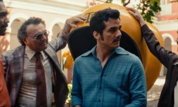 Cena de O Agente Secreto (2025) com Wagner Moura, Igor de Araújo, Ítalo Martins e Robério Diógenes reunidos ao ar livre, representando o sucesso e a bilheteria de O Agente Secreto no mercado internacional.