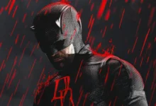 Demolidor em pôster promocional da série Demolidor: Renascido – Temporada 2, com chuva vermelha e visual sombrio.