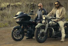 Dave Bautista e Jason Momoa em cena de ação do filme Dupla Perigosa (The Wrecking Crew), produção da Prime Video com estreia em janeiro de 2026.