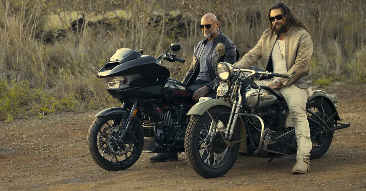 Dave Bautista e Jason Momoa em cena de ação do filme Dupla Perigosa (The Wrecking Crew), produção da Prime Video com estreia em janeiro de 2026.