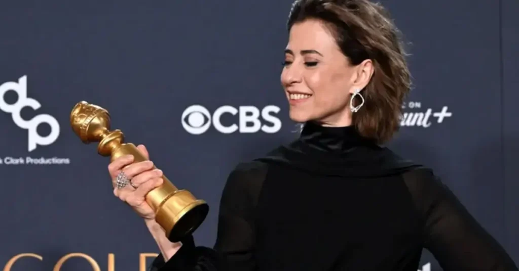 Fernanda Torres posa com o Globo de Ouro após vencer o prêmio de Melhor Atriz em Filme de Drama por Ainda Estou Aqui, em 2025
