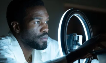 Yahya Abdul-Mateen II em cena de Magnum (2026), minissérie da Marvel que estreia em 27 de janeiro de 2026 no Disney Plus