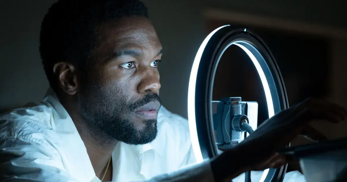 Yahya Abdul-Mateen II em cena de Magnum (2026), minissérie da Marvel que estreia em 27 de janeiro de 2026 no Disney Plus