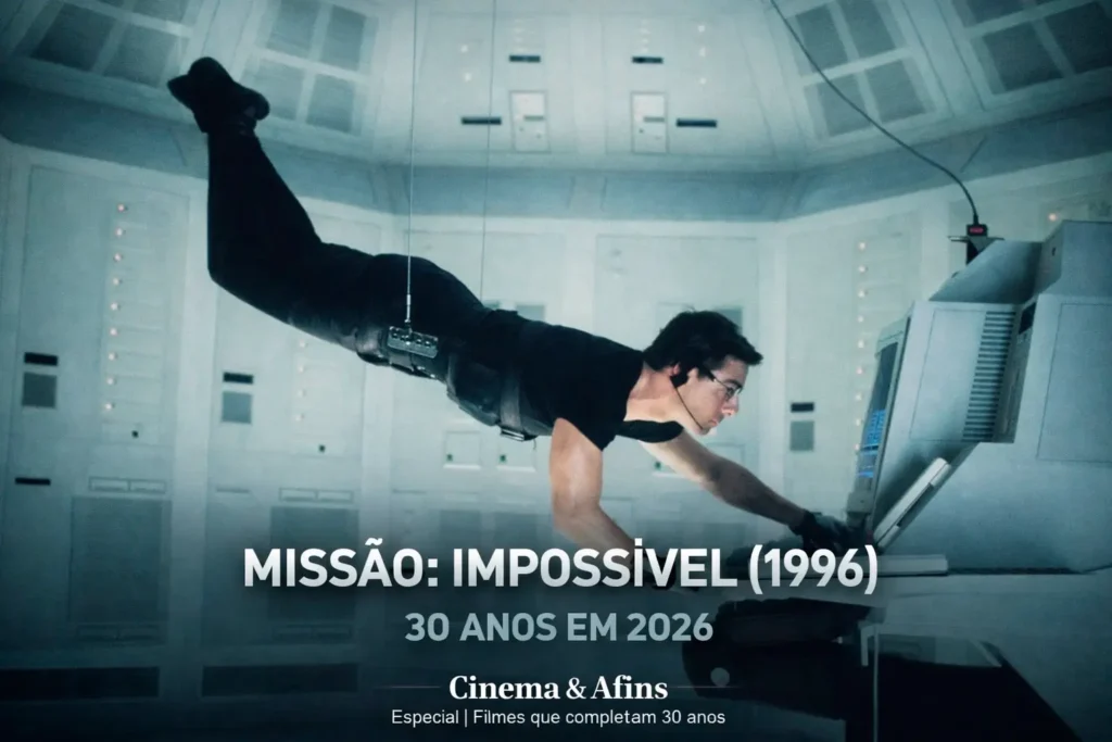 Tom Cruise na icônica cena suspensa por cabos em Missão Impossível 1996, filme de espionagem que completa 30 anos em 2026