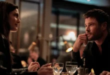 Chris Hemsworth e Monica Barbaro em cena do filme Caminhos do Crime (2026), thriller policial ambientado em um restaurante noturno.