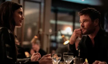 novo trailer de caminhos do crime Chris Hemsworth e Monica Barbaro em cena do filme Caminhos do Crime (2026), thriller policial ambientado em um restaurante noturno.