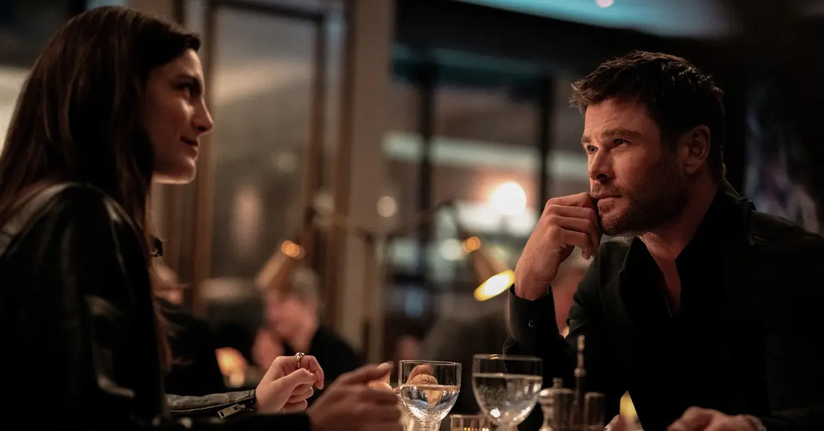 Chris Hemsworth e Monica Barbaro em cena do filme Caminhos do Crime (2026), thriller policial ambientado em um restaurante noturno.