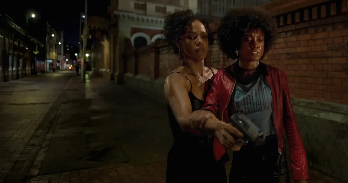 Naruna Costa e Camilla Damião em cena do filme Salve Geral: Irmandade