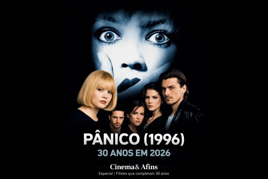 Pôster de Scream 1996 com elenco Drew Barrymore, Neve Campbell, Courteney Cox, Skeet Ulrich e máscara Ghostface, filme de terror que completa 30 anos em 2026