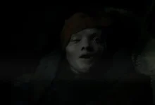 Cena sombria do primeiro teaser de Maldição da Múmia (Lee Cronin’s The Mummy), revelando figura mumificada em ambiente escuro no novo filme de terror dirigido por Lee Cronin.