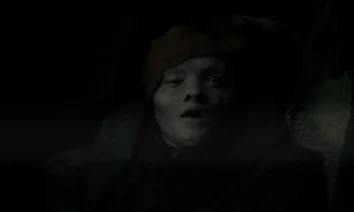 teaser de maldicao da mumia 2026 Cena sombria do primeiro teaser de Maldição da Múmia (Lee Cronin’s The Mummy), revelando figura mumificada em ambiente escuro no novo filme de terror dirigido por Lee Cronin.