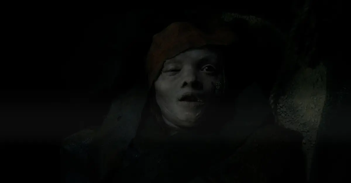 Cena sombria do primeiro teaser de Maldição da Múmia (Lee Cronin’s The Mummy), revelando figura mumificada em ambiente escuro no novo filme de terror dirigido por Lee Cronin.