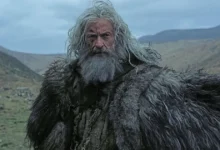 Hugh Jackman caracterizado como Robin Hood em cena do trailer de The Death of Robin Hood (2026), filme dirigido por Michael Sarnoski