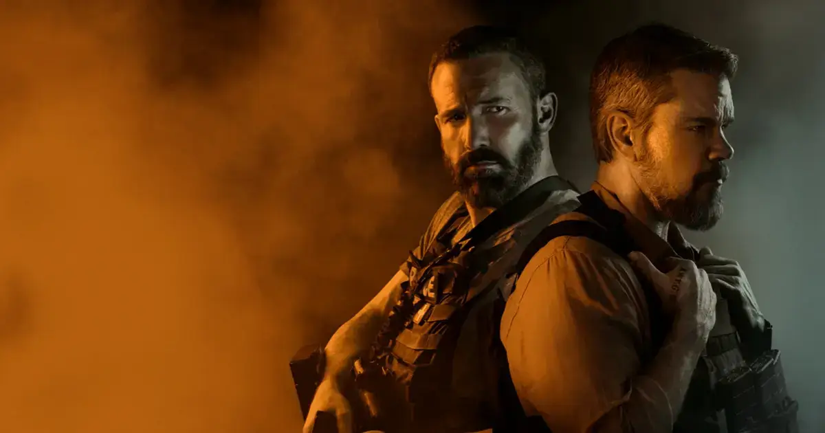 Ben Affleck e Matt Damon em imagem promocional de Dinheiro Suspeito (The Rip), drama criminal com estreia na Netflix em 16 de janeiro de 2026. Veja o trailer de Dinheiro Suspeito (The Rip).