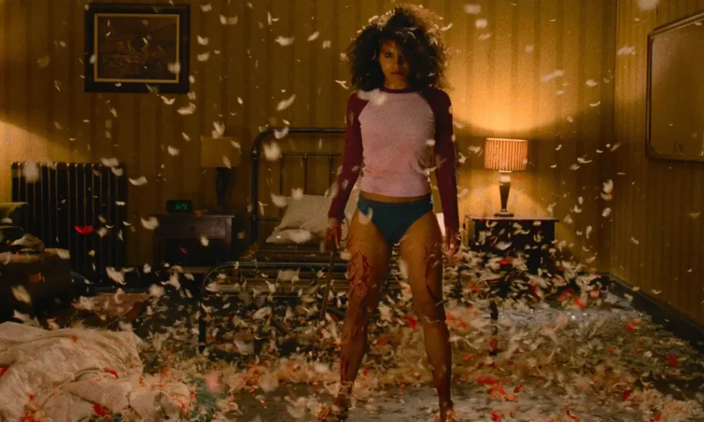 Zazie Beetz em cena tensa do trailer de Eles Vão Te Matar (2026), terror dirigido por Kirill Sokolov, com estreia marcada para 26 de março de 2026 nos cinemas brasileiros.