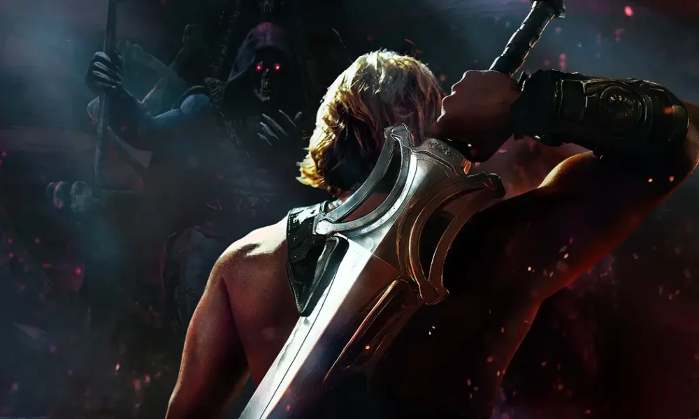 He-Man empunhando a Espada do Poder em cena do trailer de Mestres do Universo, live-action estrelado por Nicholas Galitzine.