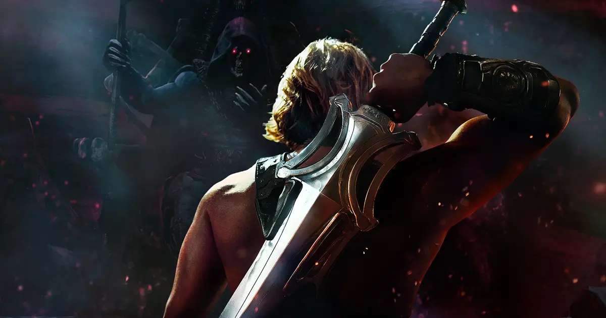 He-Man empunhando a Espada do Poder em cena do trailer de Mestres do Universo, live-action estrelado por Nicholas Galitzine.