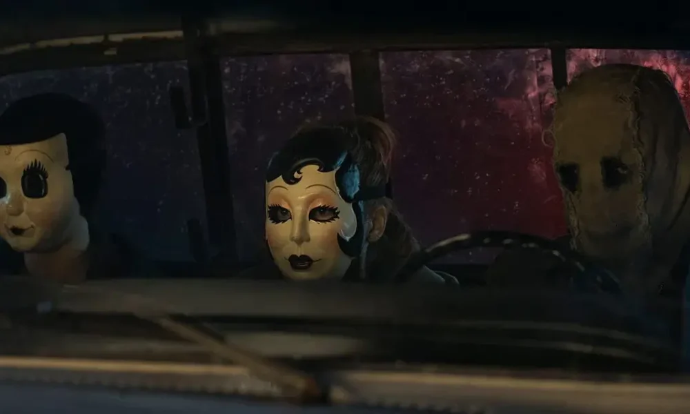 Cena de terror do trailer de Os Estranhos: Capítulo 3, mostrando os três mascarados dentro de um carro, no novo filme dirigido por Renny Harlin.