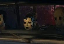 trailer de os estranhos capitulo 3 Cena de terror do trailer de Os Estranhos: Capítulo 3, mostrando os três mascarados dentro de um carro, no novo filme dirigido por Renny Harlin.