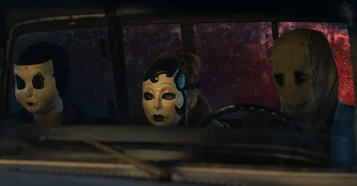 Cena de terror do trailer de Os Estranhos: Capítulo 3, mostrando os três mascarados dentro de um carro, no novo filme dirigido por Renny Harlin.