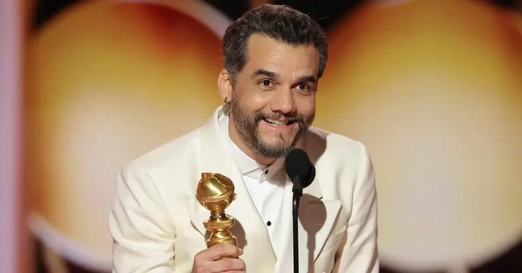 Wagner Moura segura o Globo de Ouro durante discurso de agradecimento após vencer o prêmio de Melhor Ator em Filme de Drama por O Agente Secreto