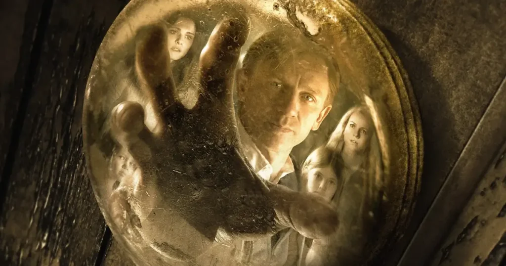 Daniel Craig observando seu reflexo com a família em imagem promocional de A Casa dos Sonhos.
