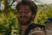 Andrew Garfield em cena de A Maravilhosa Árvore Encantada (2026), sorrindo em meio à natureza