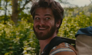 Andrew Garfield em cena de A Maravilhosa Árvore Encantada (2026), sorrindo em meio à natureza