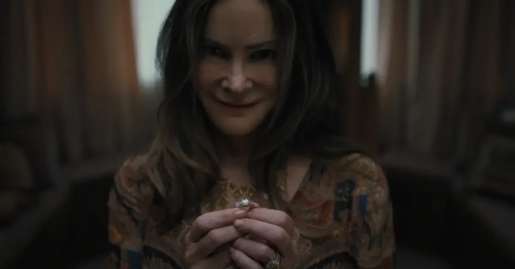 algo horrivel vai acontecer netflix Jennifer Jason Leigh em cena da série Algo Horrível Vai Acontecer (2026), produção da Netflix que estreia em 26 de março de 2026