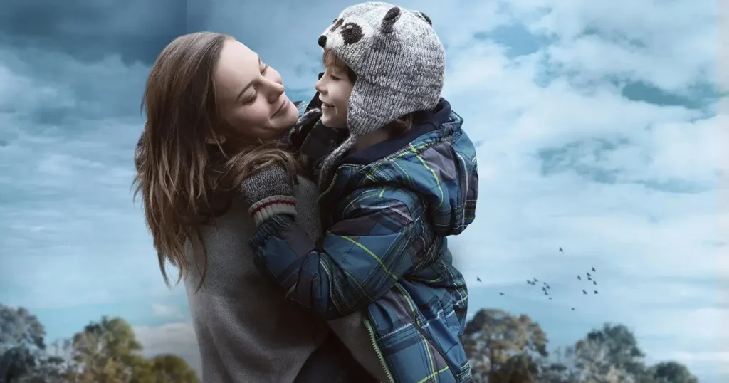 Brie Larson abraçando Jacob Tremblay em cena externa de O Quarto de Jack.