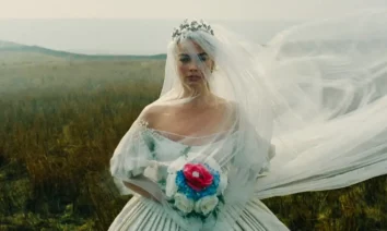 Margot Robbie em cena de “O Morro dos Ventos Uivantes” (2026), vestida de noiva em campo aberto — uma das estreias de 12 de fevereiro de 2026.