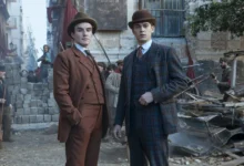Dónal Finn e Hero Fiennes Tiffin em cena de Jovem Sherlock (2026), série mostrando a juventude do detetive em um cenário vitoriano.