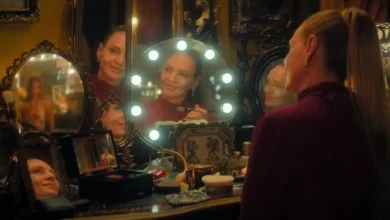 Uma Thurman em cena de “Linda e Letais” (2026), sentada em frente ao camarim iluminado, no filme de ação dirigido por Vicky Jewson para o Prime Video.