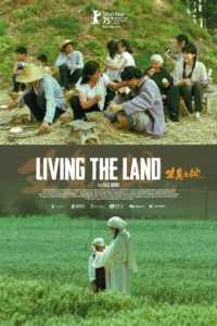 Pôster do filme Living the Land, mostrando cenas da vida rural com famílias trabalhando e uma mulher com uma criança em um campo verde.
