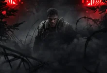 Alan Ritchson em cena intensa no filme “Máquina de Guerra” (2026), cercado por fumaça e luzes vermelhas.