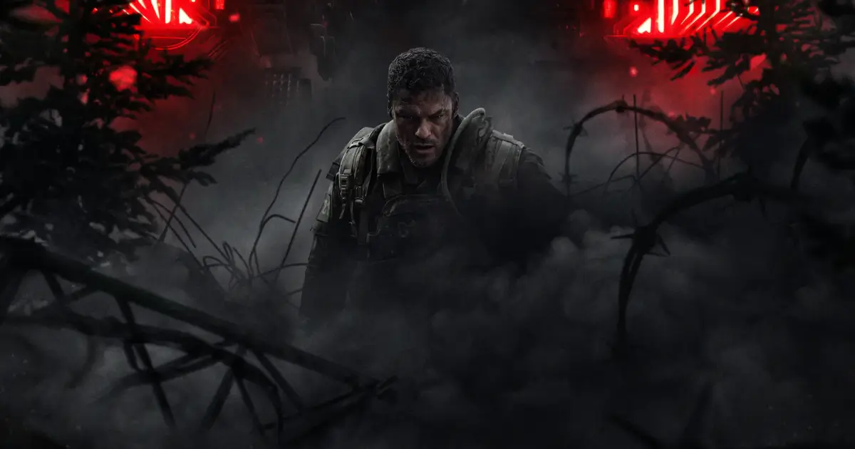Alan Ritchson em cena intensa no filme “Máquina de Guerra” (2026), cercado por fumaça e luzes vermelhas.