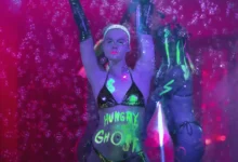 Elle Fanning em cena neon da série Margo e a Falta de Dinheiro (2026), da Apple TV+.