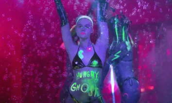 Elle Fanning em cena neon da série Margo e a Falta de Dinheiro (2026), da Apple TV+.