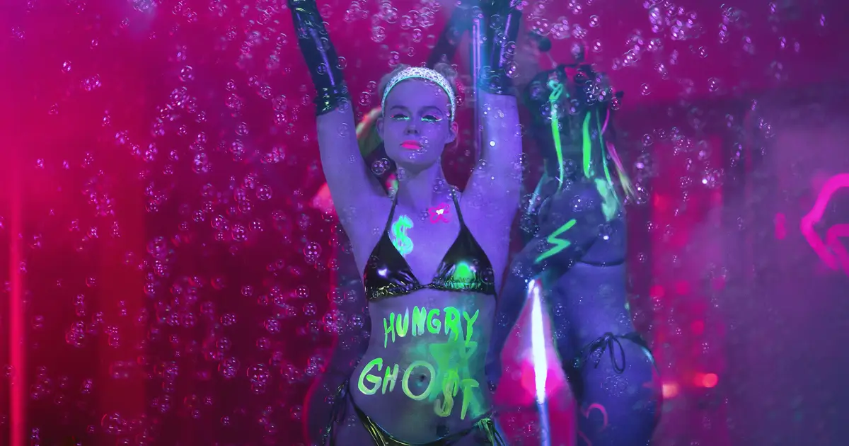 Elle Fanning em cena neon da série Margo e a Falta de Dinheiro (2026), da Apple TV+.