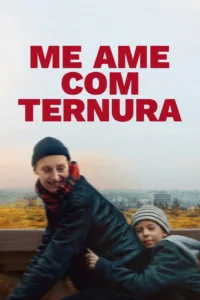 Pôster do filme Me Ame Com Ternura (2025), mostrando uma pessoa pedalando com uma criança abraçada em sua cintura.