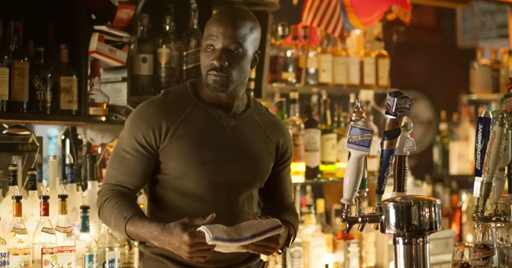 Mike Colter como Luke Cage em cena da série Jessica Jones (2015), produção da Marvel exibida pela Netflix