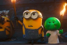 Minions e uma criatura verde seguram tochas em cena do trailer de Minions e Monstros (2026)
